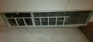 Plataforma con escalera metálica