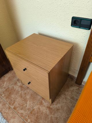 Mesita de noche de madera