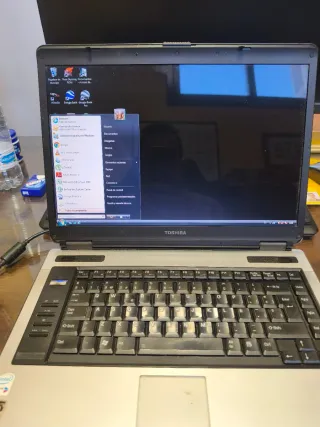 Portátil TOSHIBA Plata y Negro