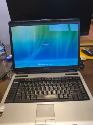 Portátil TOSHIBA Plata y Negro