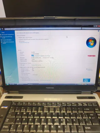 Portátil TOSHIBA Plata y Negro