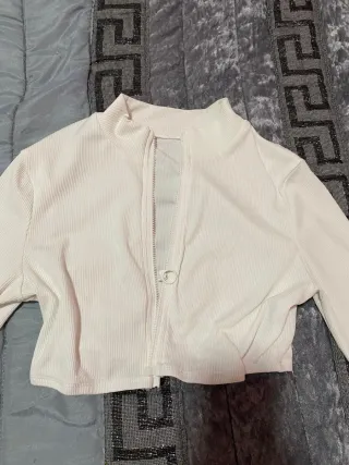 Sudadera morada con capucha