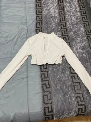 Sudadera morada con capucha