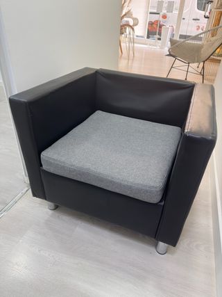 Sillón negro con cojín gris