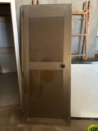 Puerta de aluminio con marco