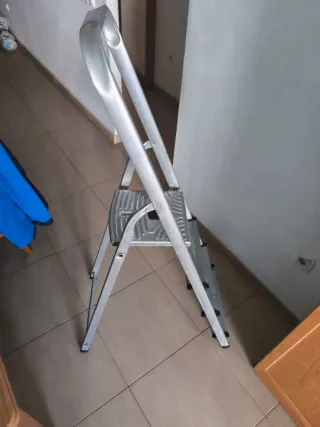 ESCALERA PLEGABLE DE ALUMINIO RESISTENTE Y LIVIANA