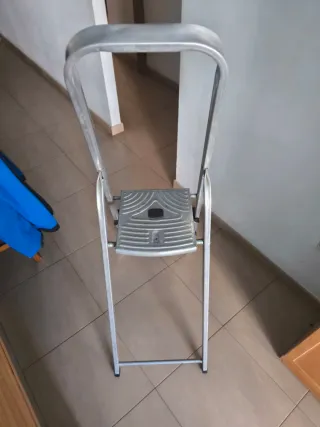 ESCALERA PLEGABLE DE ALUMINIO RESISTENTE Y LIVIANA