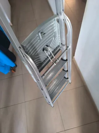 ESCALERA PLEGABLE DE ALUMINIO RESISTENTE Y LIVIANA