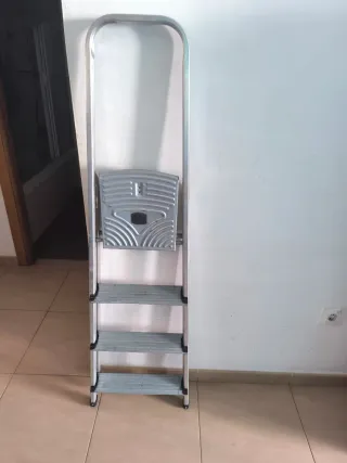 ESCALERA PLEGABLE DE ALUMINIO RESISTENTE Y LIVIANA