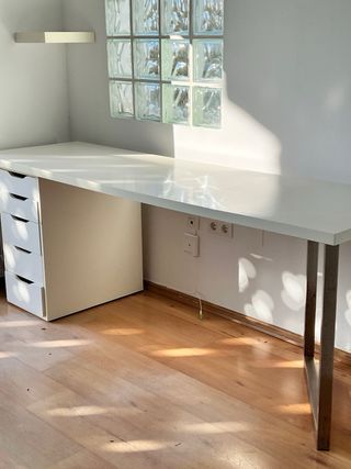 Mesa de escritorio blanca con cajonera