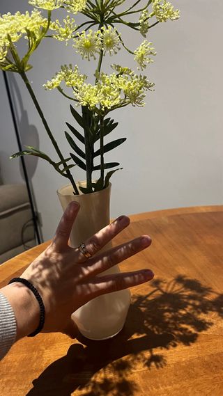 Jarrón de cerámica con flor artificial