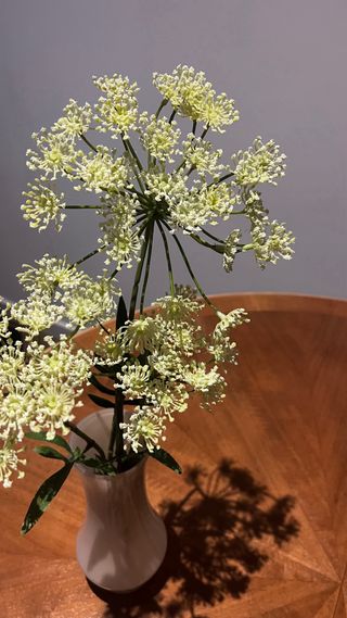 Jarrón de cerámica con flor artificial