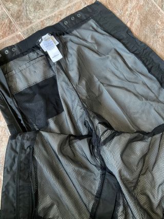 Cubrepantalón impermeable