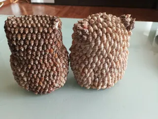 Figure di gufi in conchiglie cauri