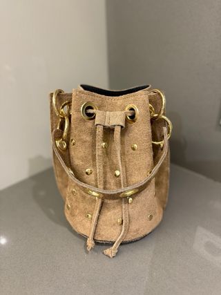 Bolso de piel con tachuelas doradas