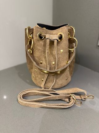 Bolso de piel con tachuelas doradas