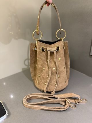 Bolso de piel con tachuelas doradas