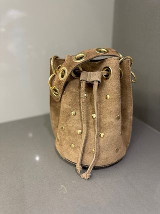 Bolso de piel con tachuelas doradas