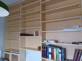 Librería de pared madera y ratán