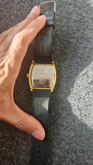 Reloj Guess Dorado y Negro con Cristales