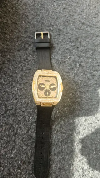 Reloj Guess Dorado y Negro con Cristales