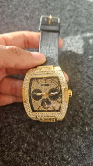 Reloj Guess Dorado y Negro con Cristales