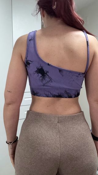 Top deportivo estampado morado y negro