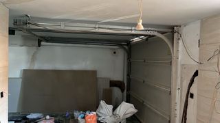 Puerta garaje blanca de chalet adosado automatica