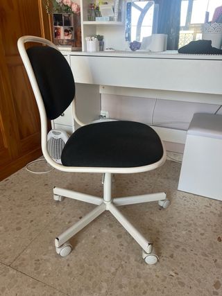 Silla de escritorio negra y blanca