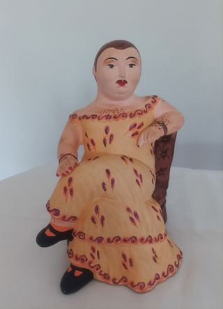 Figura cerámica mujer sentada