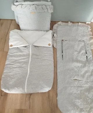 Conjunto carrito bebé: saco capazo, funda y bolso.