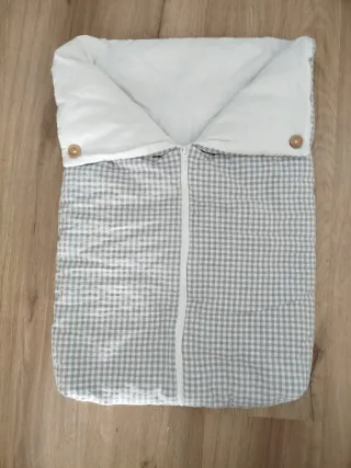 Conjunto carrito bebé: saco capazo, funda y bolso.