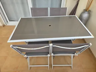 Mesa Terraza y 4 Sillas Plegables