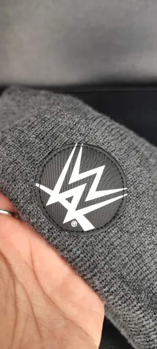 Gorro Beanie Oficial WWE Gris