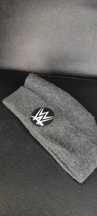 Gorro Beanie Oficial WWE Gris
