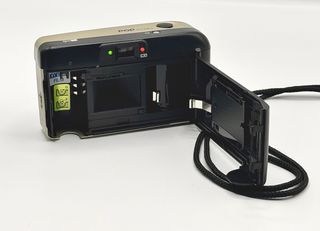 Cámara Konica POP ST80 con funda Ricoh