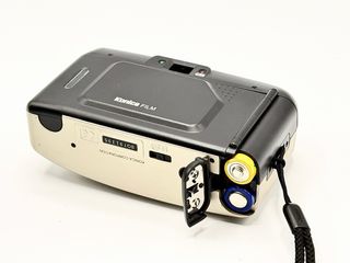 Cámara Konica POP ST80 con funda Ricoh