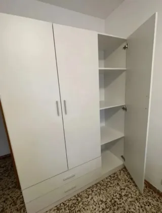 Armario blanco con cajones y estantes