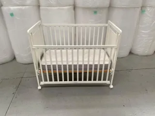 Cuna de madera con colchón