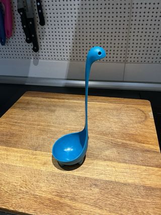 Cucharón azul forma dinosaurio