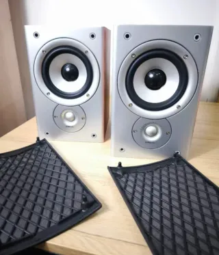 Monitores Polk Audio Negros y Marrones