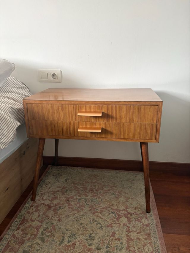 Mesita auxiliar estilo Mid Century