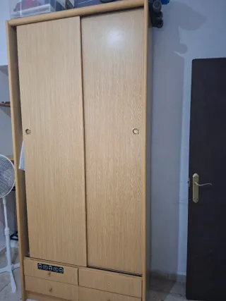 Armario de madera color beige/marrón