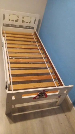 Cama infantil blanca con somier