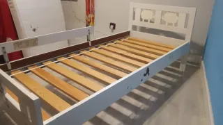 Cama infantil blanca con somier