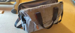 Bolsa pañalera gris con correa