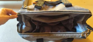 Bolsa pañalera gris con correa