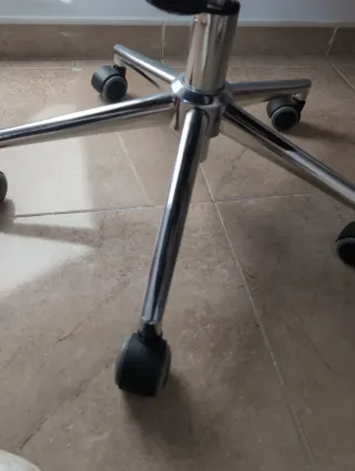 Silla de escritorio ergonómica roja y negra