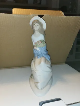 Figura de porcelana mujer con flores