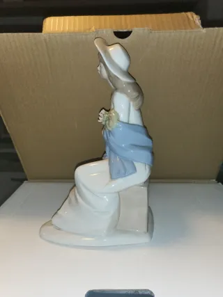 Figura de porcelana mujer con flores